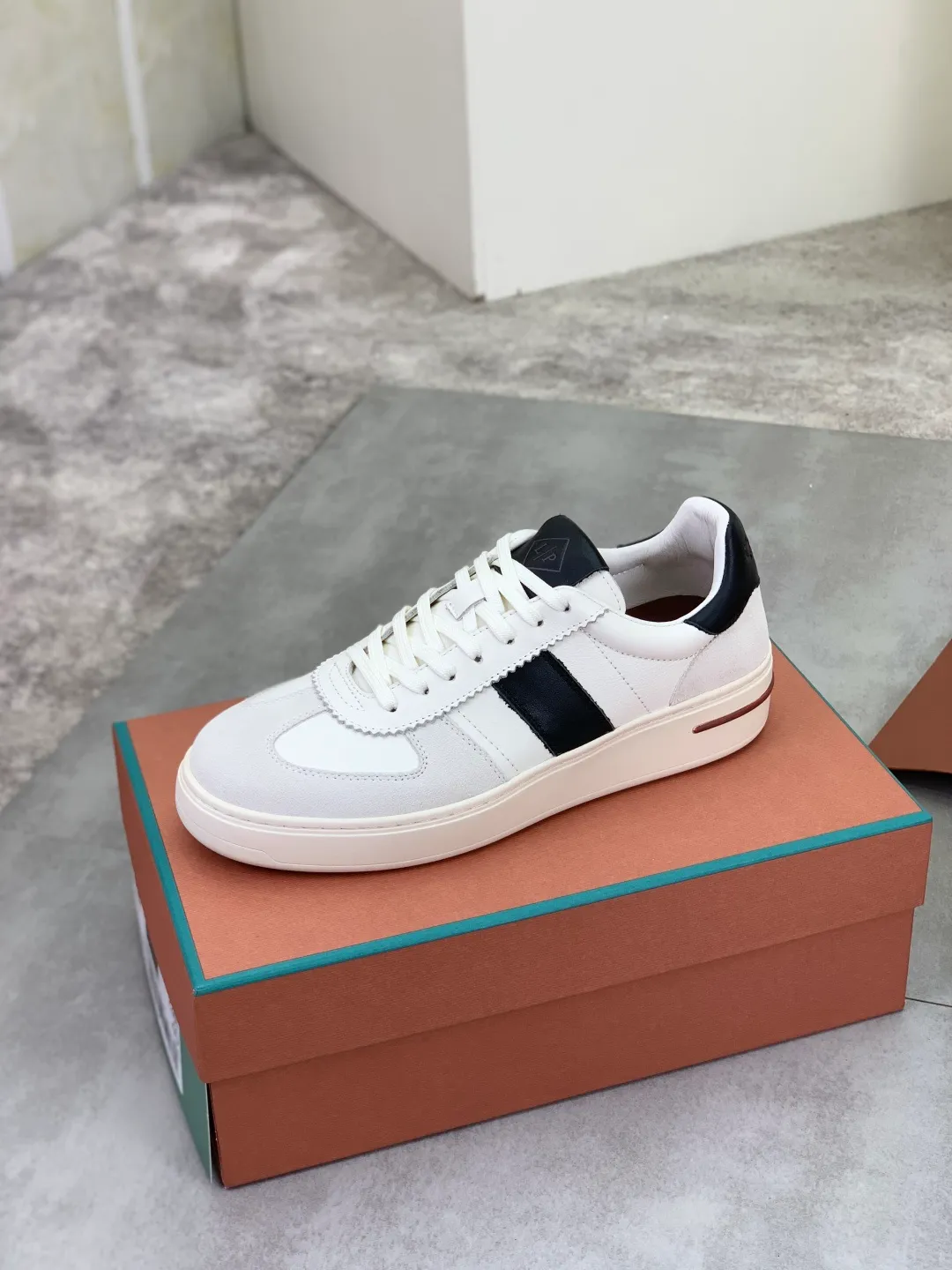 Men's men's shoes 💰P560 New style 💰High quality The latest casual shoes Loro Piana 💯Top grade💯Buy the original copy💯 Founded the existing Loro Piana company on April 24, 1924. It is now the sixth generation of family business, providing top quality products to customers who are discerning in taste and quality. Imported original fly woven fabric with cowhide fabric, plain calfskin lining. Hand-sewn thread with cowhide feet. Original packaging. Number of yards: 38-44 (customized for 45 and 46). 2️⃣ colors available.